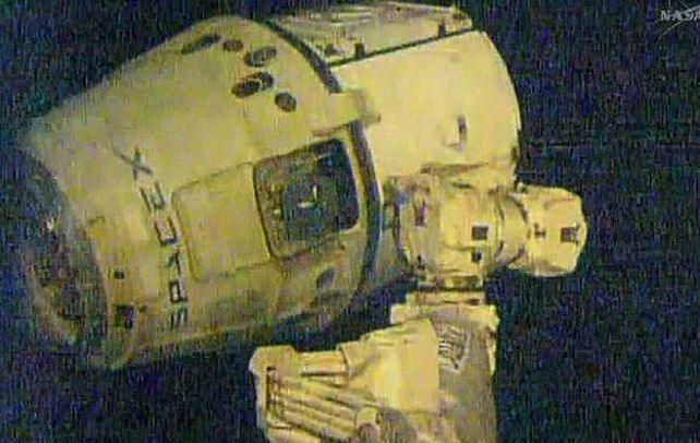 Vuelo exitoso. La nave Dragon acoplada a la estación espacial.