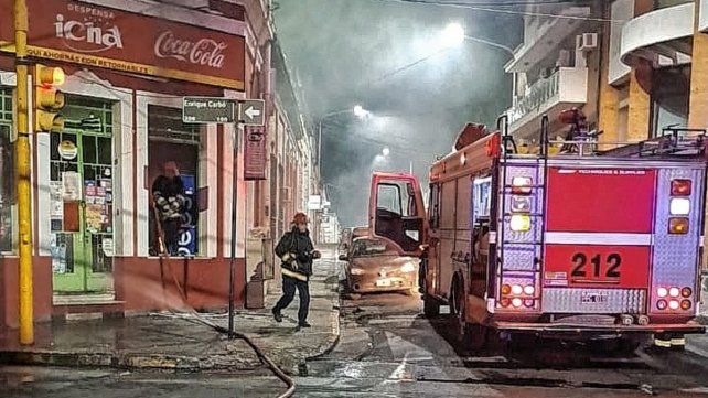 Un incendio afectó un kiosco ubicado en calle Carbó y Monte Caseros
