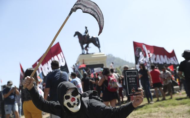 Incendios y destrozos a un año de las protestas sociales que sacudieron a Chile
