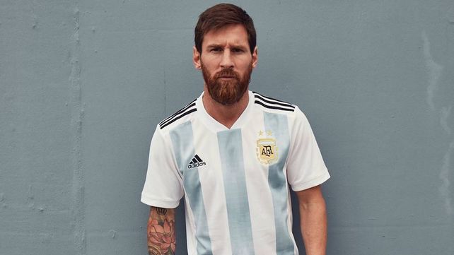 Messi presentó la nueva camiseta argentina que utilizará la selección en el Mundial