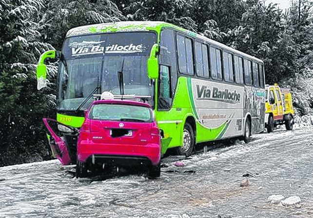 Siniestro vial. El Vokswagen Suran del piloto impactó contra el colectivo ayer cuando había hielo en la ruta.