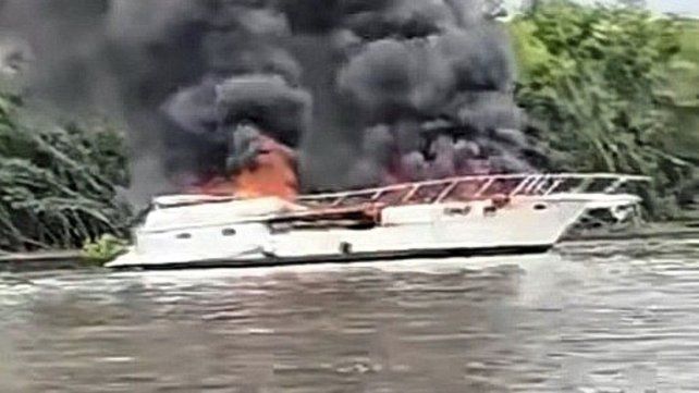 El yate se prendió fuego en su totalidad en Villa Urquiza.