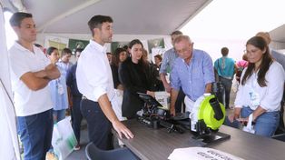 Tecnología. El ministro Costamagna y la secretaria de Innovación, Marina Baima, recorriendo TecnoAgro Bigand.