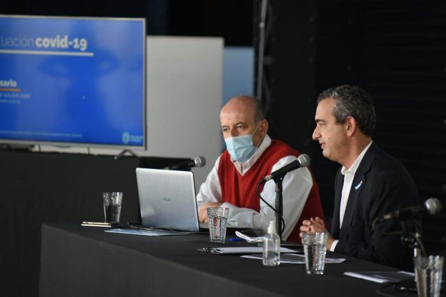 El intendente Javkin y el secretario de Salud este viernes en el Galpón 11. 