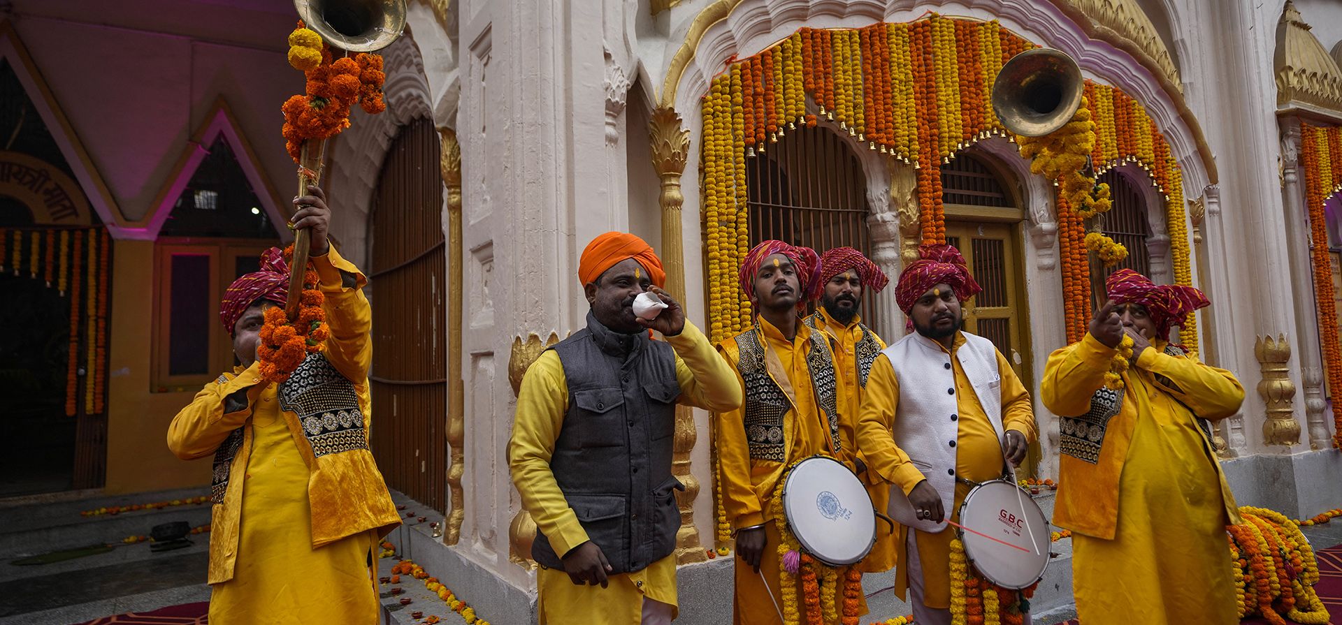 Miembros de una banda de música tradicional de Dogra actúan en el templo Raghutnath en Jammu, India, durante la inauguración de un templo dedicado a la deidad hindú Lord Ram, en Ayodhya, el lunes 22 de enero de 2024. (Foto AP/Channi Anand) Miembros de una banda de música tradicional de Dogra actúan en el templo Raghutnath en Jammu, India, durante la inauguración de un templo dedicado a la deidad hindú Lord Ram, en Ayodhya, el lunes 22 de enero de 2024. (Foto AP/Channi Anand)