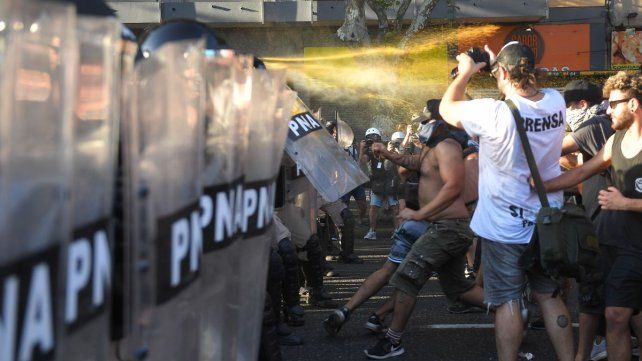 Fuerzas de seguridad avanzaron sobre manifestantes frente al Congreso