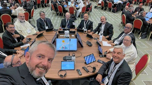 Grupo de trabajo. El padre Brassesco integra un equipo compuesto por 11 participantes.