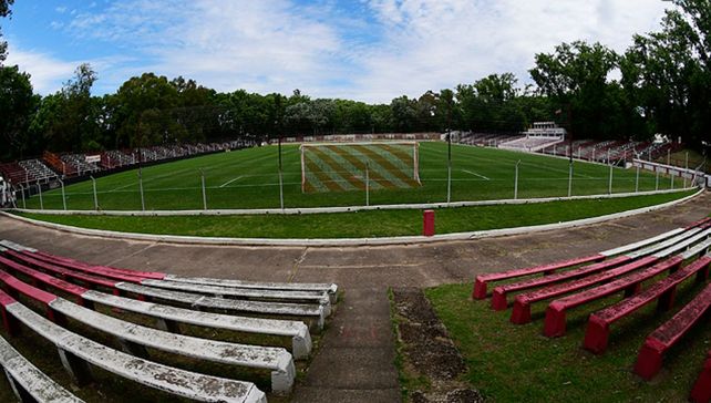 Newells versión Larriera sale a escena en un estadio exiguo y con una historia particular