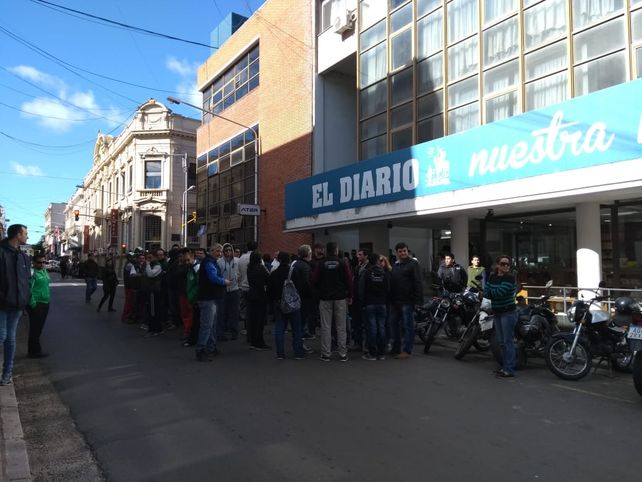 Movilización y olla popular por los despidos en El Diario de Paraná