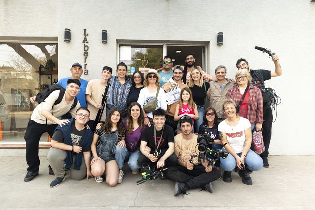 El elenco y los técnicos que acompañaron a Mangiatini en el proyecto de Karma Negro.