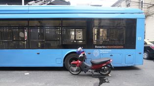 El choque entre una moto y un coche de la línea Q se produjo en la intersección de Mitre y San Juan.&nbsp;