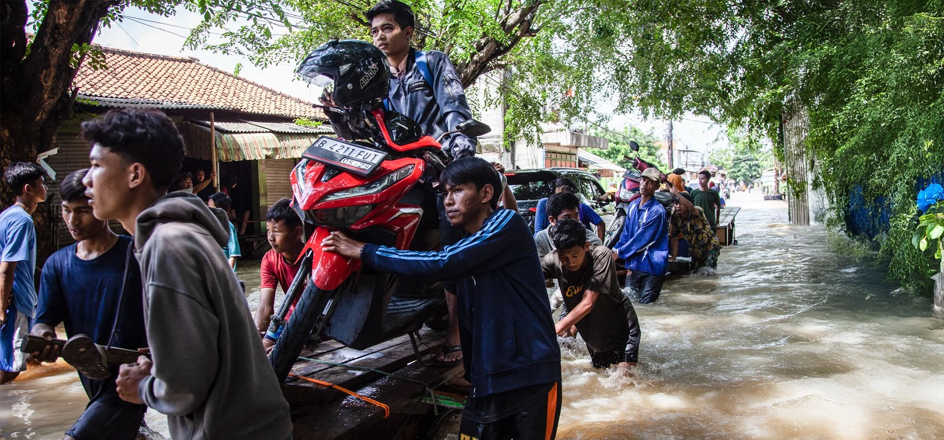 La gente mueve motocicletas en carros a través de una carretera inundada en el suburbio de Bekasi después de que los ríos se desbordaron tras las fuertes lluvias, Yakarta, Indonesia. Fotografía: Aditya Irawan/AFP/Getty Images La gente mueve motocicletas en carros a través de una carretera inundada en el suburbio de Bekasi después de que los ríos se desbordaron tras las fuertes lluvias, Yakarta, Indonesia. Fotografía: Aditya Irawan/AFP/Getty Images