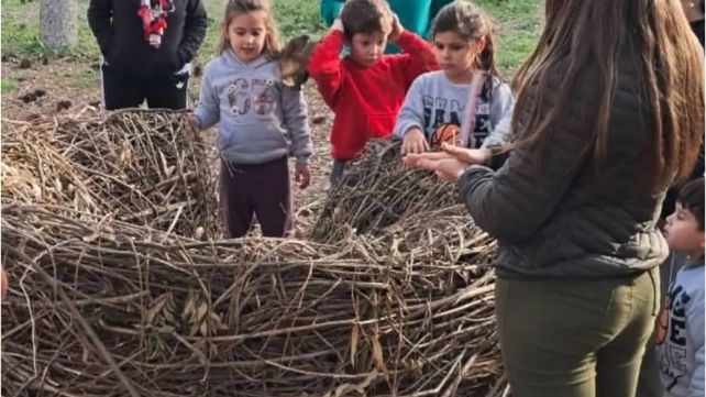 Hábitat de barro y memoria viva: Villa Elisa inaugura un nido gigante de hornero construido en comunidad