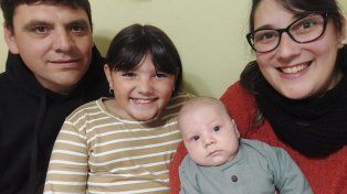 Julián, de tres meses, junto a su mamá, su papá y su hermanita&nbsp;