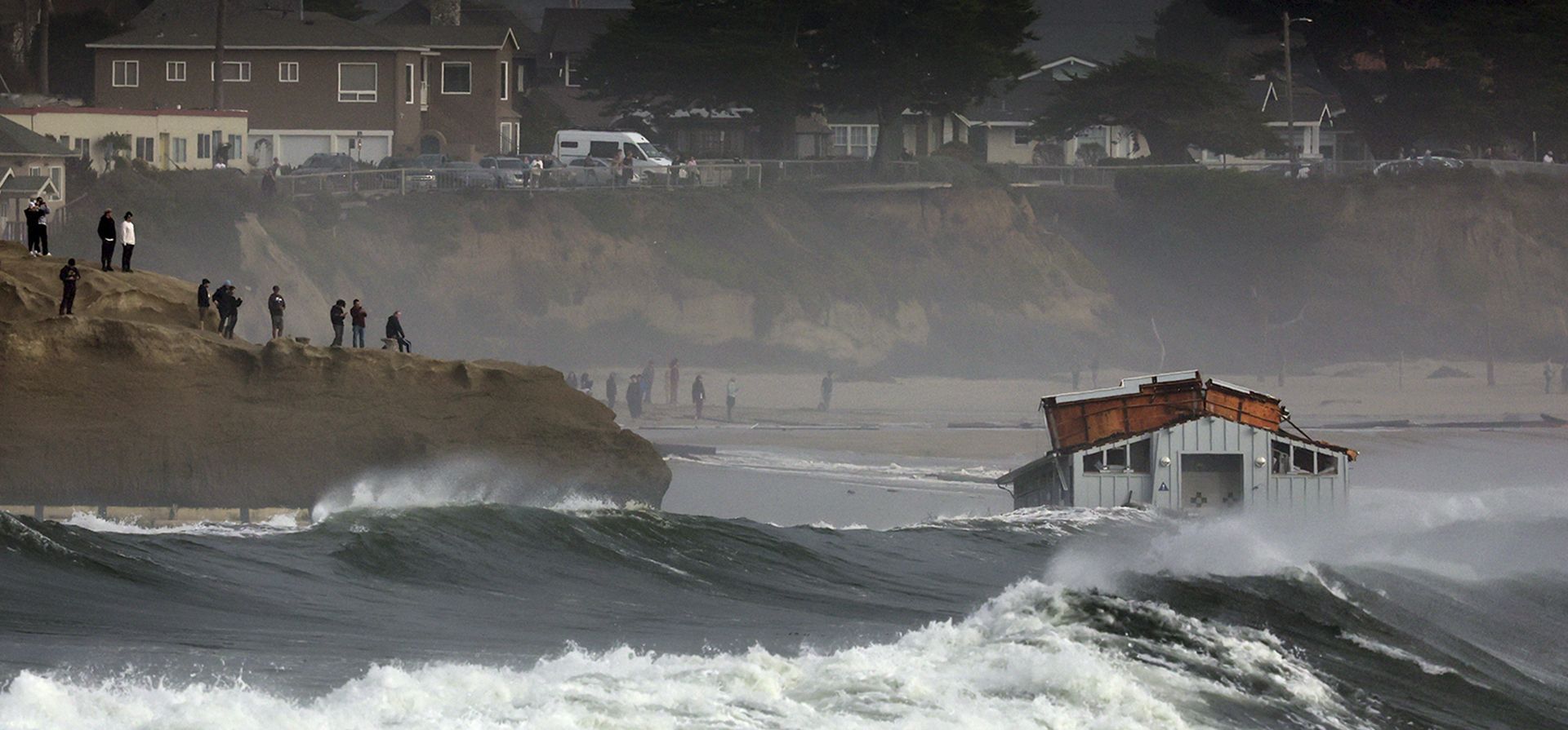 Una casa flota en el océano después de que un muelle colapsara parcialmente el lunes 23 de diciembre de 2024 en Santa Cruz, California. (Shmuel Thaler/The Santa Cruz Sentinel vía AP) Una casa flota en el océano después de que un muelle colapsara parcialmente el lunes 23 de diciembre de 2024 en Santa Cruz, California. (Shmuel Thaler/The Santa Cruz Sentinel vía AP)