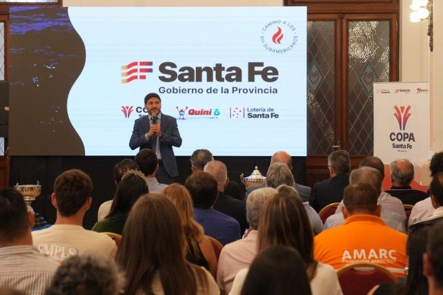 El gobernador Pullaro encabezó la presentación de la Maratón Santa Fe-Coronda.
