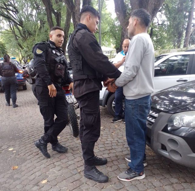 El cuidacoches fue demorado en un procedimiento realizado en Crespo al 800.