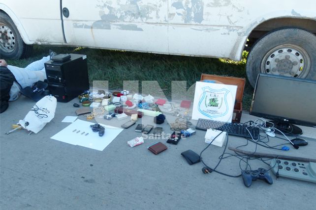 Cinematográfica persecución policial con una gavilla de ladrones apresada