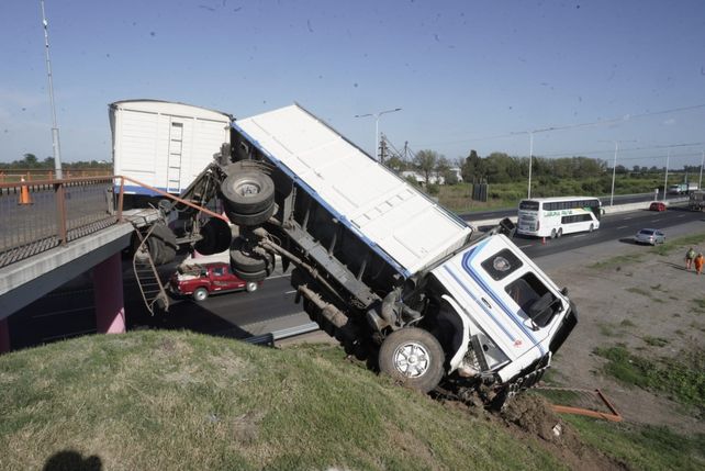 Un camión quedó colgado del puente de la ruta nacional A012 sobre la autopista Rosario-Santa Fe. El tránsito se cortó el jueves 26 de febrero de 2026.