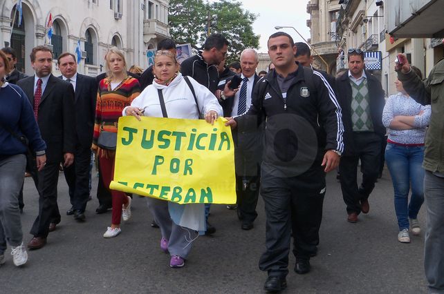 Vecinos le exigieron justicia al ministro mientras lo acompñaron hasta la Legislatura.