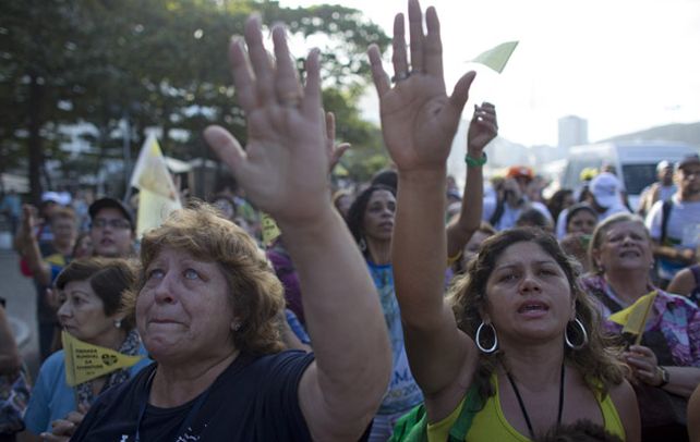 Parte de la religión. Cristianos brasileños aguardan con fervor la llegada del Sumo Pontífice a Río de Janeiro.