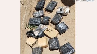 Los 15 panes de marihuana estaban enterrados en el patio de un pabellón de la cárcel de Las Flores. El pesaje de la droga alcanzó los 4,2 kilos.
