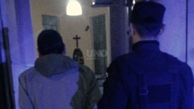 Un hombre de 48 años fue detenido por la policía. Además de los disturbios se produjeron daños a un móvil policial.