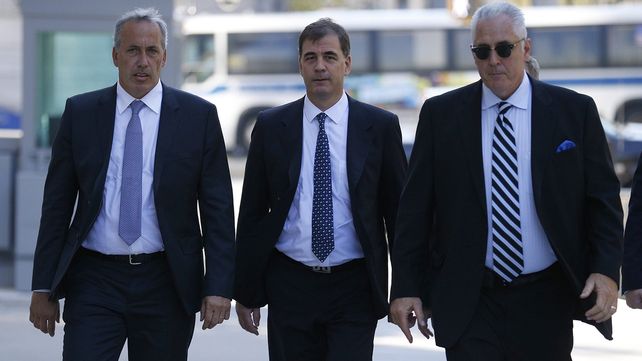 Burzaco junto a sus abogados.
