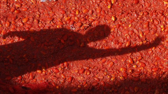 Tomatina, la batalla roja celebra su fiesta anual con un mensaje contra la homofobia