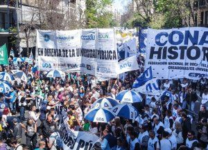 Docentes universitarios paran 48 horas contra el Gobierno por fondos y salarios