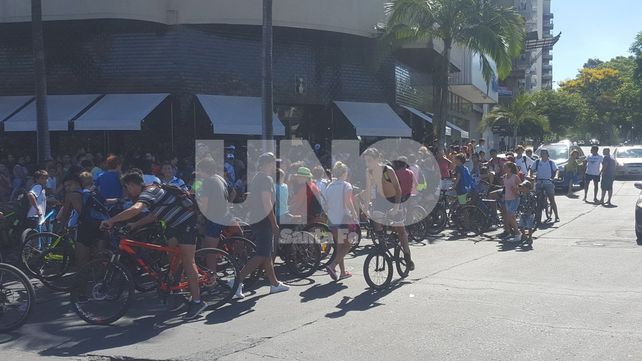 Entre escraches y largas colas, la policía trasladó a un integrante del equipo de youtubers uruguayos