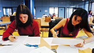 Ellos las distraen: las chicas sacan mejores notas si estudian en aulas sin chicos