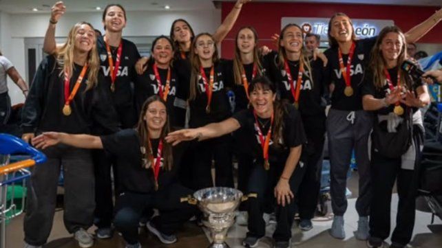 Las Leonas con el trofeo.