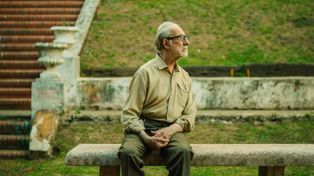Manolo, una abuelo del corazón que suele caminar a solas por la zona del Monumento.