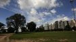 Rosario con cielo parcialmente nublado. Hay chances de lluvia, pero por la tarde mejorará el tiempo.