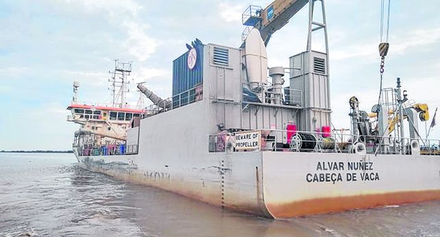 En acci&oacute;n. La draga Alvar N&uacute;&ntilde;ez Cabeza de Vaca es una de las que est&aacute; trabajando en el r&iacute;o