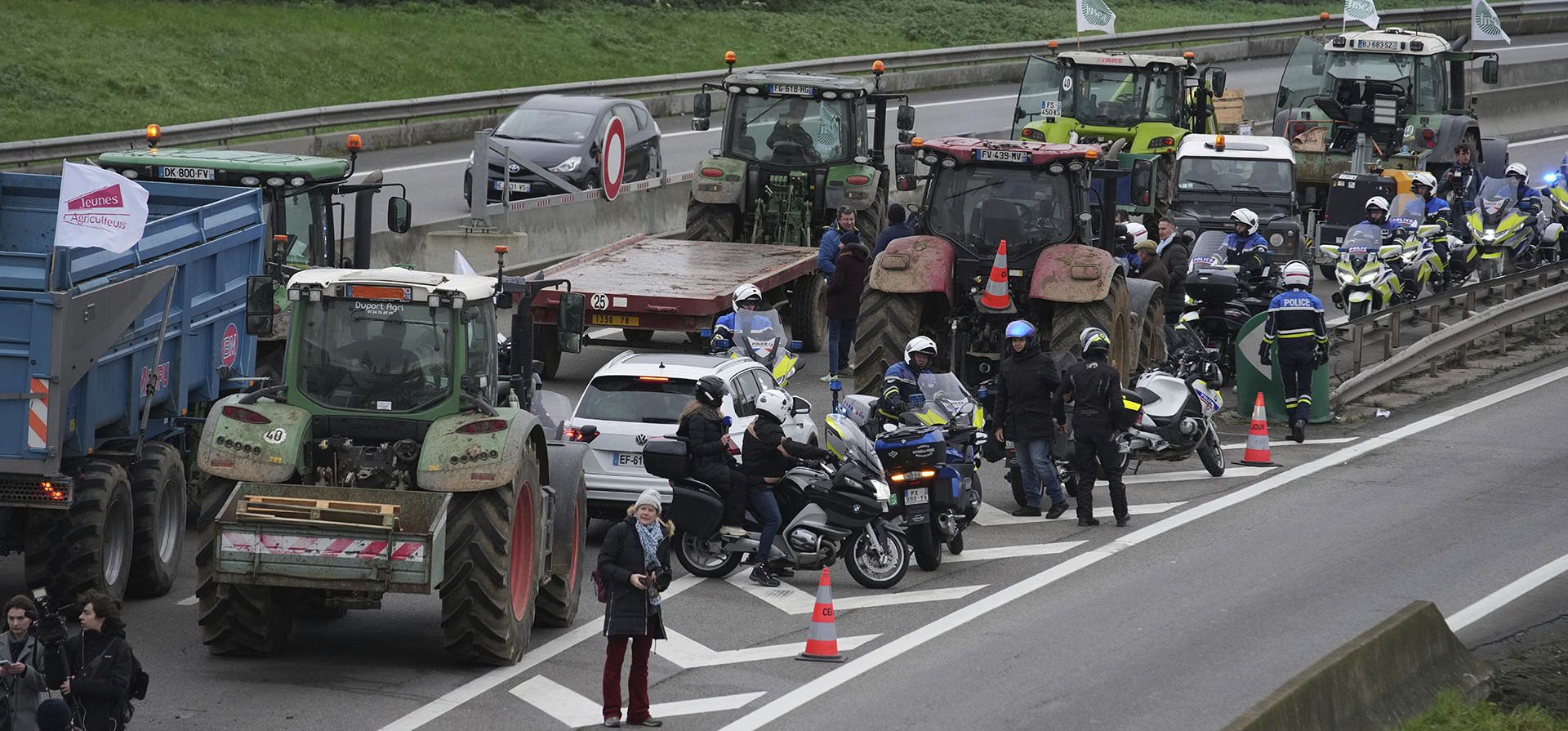 Agricultores bloquean una autopista para protestar contra el acuerdo comercial entre la UE y el Mercosur, el lunes 18 de noviembre de 2024 en Velizy-Villacoublay, en las afueras de París. (Foto AP/Christophe Ena) Agricultores bloquean una autopista para protestar contra el acuerdo comercial entre la UE y el Mercosur, el lunes 18 de noviembre de 2024 en Velizy-Villacoublay, en las afueras de París. (Foto AP/Christophe Ena)