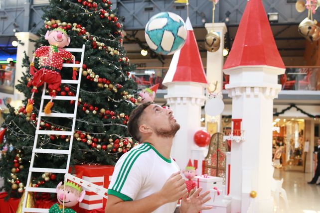 Eric Remedi hace jugaditas en la víspera de Navidad.   