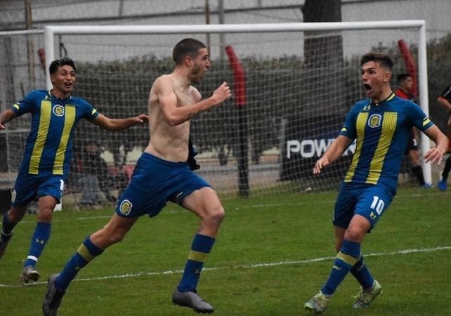 El Flaco Módica festejó de esta manera el gol del 2-0 canalla sobre Newells