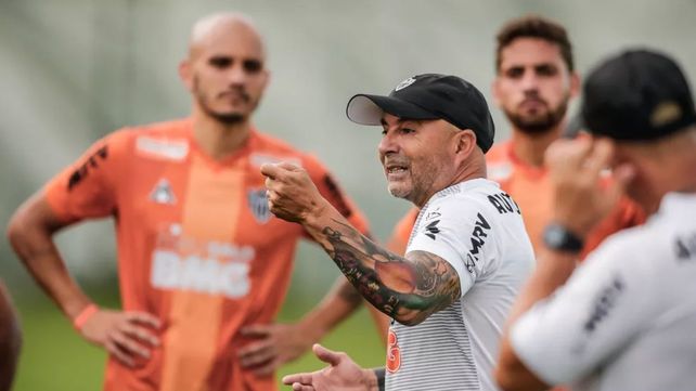 Fábio Santos (de frente) criticó a Jorge Sampaoli por su forma de actuar cuando lo tuvo como entrenador.