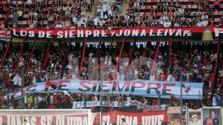 Un hincha de Colón se cayó de una tribuna y se encuentra en grave estado