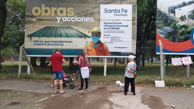 Familias y gente de todas las edades se concentraron en la esquina de Presidente Perón y Ovidio Lagos.