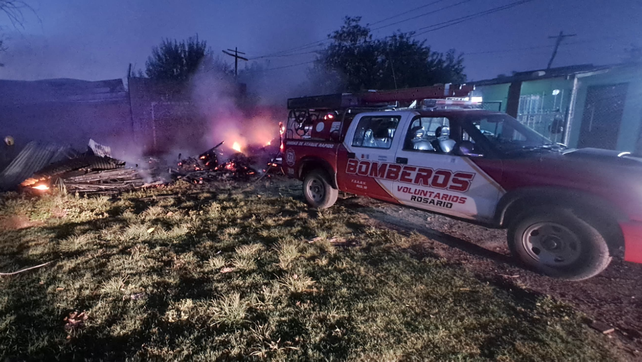 Dos dotaciones de Bomberos Voluntarios trabajaron en la extinción del fuego en Lagos y Piamonte