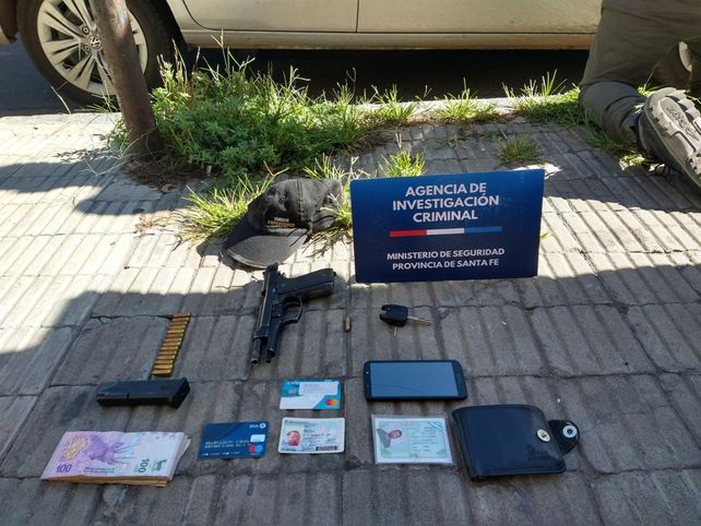 Personal de la AIC detuvo al gendarme sospechoso y le secuestró una pistola y documentación.