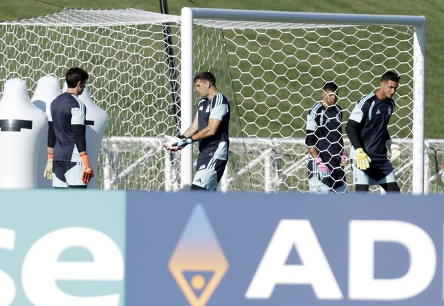 Emiliano Martínez será titular ante Argelia tras recuperarse de su lesión.