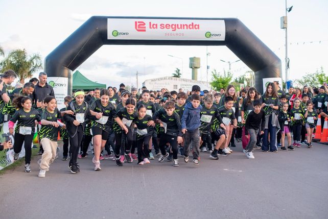 Más de 1.000 deportistas de todas las edades participaron en la primera maratón nocturna de Timbúes