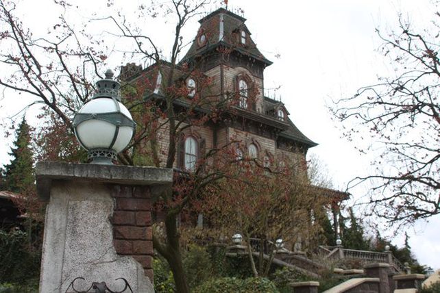 La Mansión Embrujada es una de las atracciones más populares de Disneyland París.