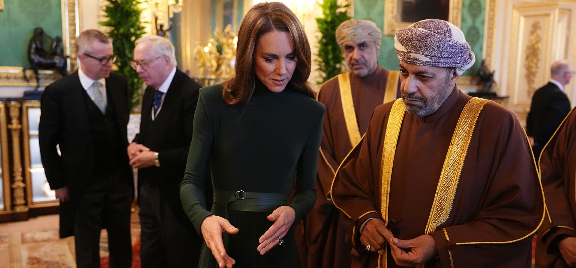 Kate, princesa de Gales (a la izquierda, en primer plano), y el sultán Haitham bin Tarik de Omán (a la derecha, en primer plano), observan una muestra de objetos de la Colección Real en el Salón Verde (Green Drawing Room) del Castillo de Windsor, en Berkshire, Inglaterra, el martes 20 de octubre de 2026. (Jonathan Brady/PA vía AP, Pool) Kate, princesa de Gales (a la izquierda, en primer plano), y el sultán Haitham bin Tarik de Omán (a la derecha, en primer plano), observan una muestra de objetos de la Colección Real en el Salón Verde (Green Drawing Room) del Castillo de Windsor, en Berkshire, Inglaterra, el martes 20 de octubre de 2026. (Jonathan Brady/PA vía AP, Pool)