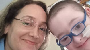 Una docente santafesina lucha por un fallo que le permita cuidar a su hijo con una enfermedad neurodegenerativa severa