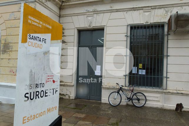 Robos y destrozos en el centro de distrito municipal de la estación Mitre